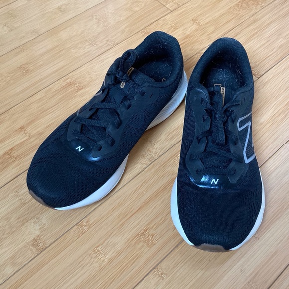 Black New Balance sneakers in leopard print, size 8 - Picture 4 of 6